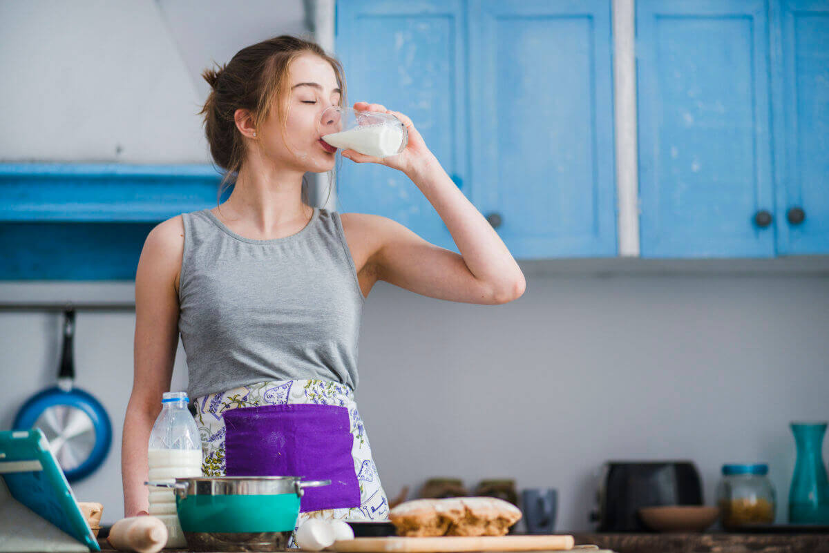 Frau trinkt ein Glas Milch